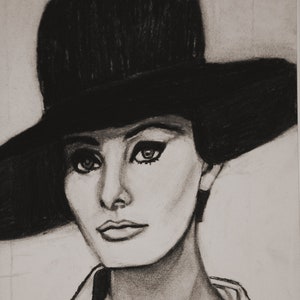 Houtskooltekening portret van Sophia Loren met een grote zwarte hoed in een minimalistische stijl, originele Sofia Loren houtskoolkunst, houtskooltekening