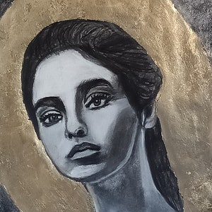 Arte originale in foglia d'oro a carboncino, ritratto di bella donna dallo sguardo intenso, carboncino, pastello bianco e foglie d'oro in metallo su carta artistica