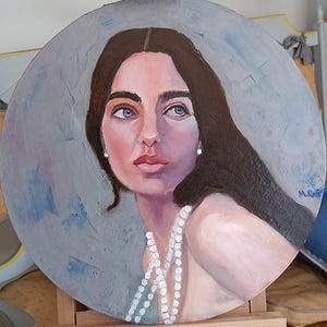 Retrato al óleo original Mujer con collar de perlas Lienzo de madera cartón formato redondo 40 cm de Marits Portretter Art firmado