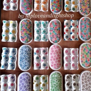 Könnte beinhalten: Handgefertigte und handbemalte Eiertabletts in verschiedenen Mustern und Farben. Die Tabletts sind weiß mit farbenfrohen Blumenmustern und Punktmustern. Das Bild enthält den Text "Original Design" und "by Mloveandlightshop".