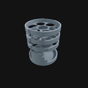 Peut inclure: Un organisateur en plastique gris avec six compartiments circulaires empilés les uns sur les autres. L'organisateur est conçu pour contenir de petits objets comme des stylos, des crayons ou d'autres fournitures de bureau.