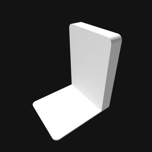 Könnte beinhalten: Ein weißer Papp-Displayständer mit rechteckiger Basis und einer hohen, vertikalen Rückwand. Der Ständer ist leicht nach rechts geneigt.