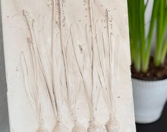 Escultura floral en relieve - Arte mural texturizado en 3D con flores prensadas, relieve botánico minimalista