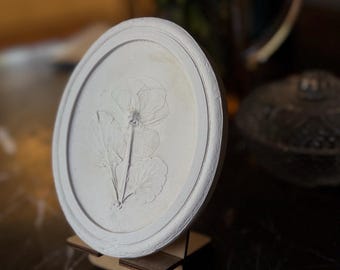 Escultura floral en relieve - Arte mural texturizado en 3D con flores prensadas, relieve botánico minimalista