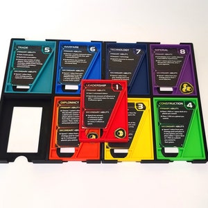 Pode incluir: Um tabuleiro de jogo com oito cartas coloridas, cada uma com um número diferente e um título. As cartas são etiquetadas: Comércio, Guerra, Tecnologia, Imperial, Diplomacia, Liderança, Construção. As cartas estão dispostas em uma grade.