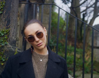 Vintage zonnebril met rond gouden montuur: bruine gepolariseerde lens, hangende ketting