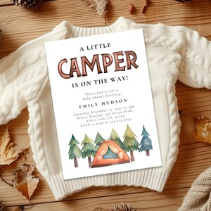 Een kleine camper is onderweg baby shower uitnodiging | Uitnodiging voor babyshower voor campers | Camping bos baby shower uitnodiging A15