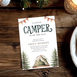 Un petit campeur est en route pour une baby shower de Zazzle.be Liste d'envies Vous avez des idées ? Invitation de fête de naissance de campeur | Faire-part de fête prénatale en camping forêt A17