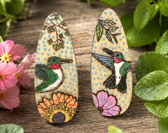 Horquillas para el cabello con colibrí de garganta rubí / Madera de tilo pintada a mano / Par de cocodrilos botánicos - Desparejadas