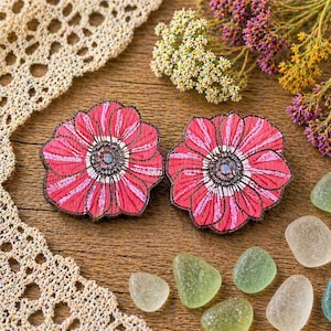 Oorknopjes met rode anemoonbloem – handgeschilderde lasergesneden houten sieraden