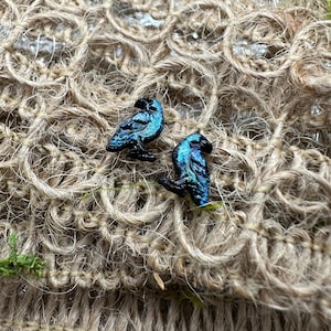 Brincos de pino de corvo iridescente: tília pintada à mão, caixa de presente