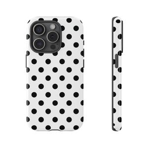 Könnte beinhalten: Eine weiße Handyhülle mit einem schwarzen Polka-Dot-Muster. Das Gehäuse wird von vorne und von der Seite gezeigt, wobei das Design und die Kameraausschnitte hervorgehoben werden. Die Hülle ist für ein Smartphone konzipiert.