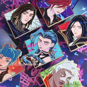 Op de afbeelding: Een set van tien emaillepins met verschillende personages uit het populaire videospel League of Legends. De pins zijn kleurrijk en gedetailleerd, met elk personage afgebeeld in een unieke pose. De pins zijn perfect voor verzamelaars of fans van het spel.
