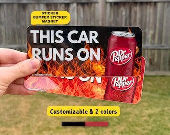 Dieses Auto fährt mit Dr. P | Lustiger, personalisierbarer Gen Z Meme-Aufkleber, Autoaufkleber, Automagnet | Wasserfester Vinyl-Autoaufkleber | Geschenk für Autofahrer