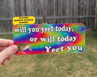 Puede incluir: Un imán rectangular para parachoques con un fondo de degradado de arcoíris vibrante y texto blanco que dice: "will you yeet today, or will today Yeet you". Una pequeña rana verde realista está situada en el lado izquierdo.