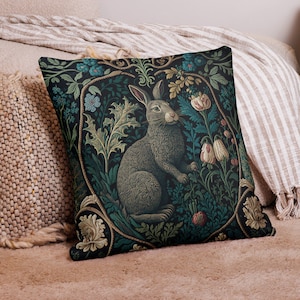 Cuscino Enchanting Rabbit Forest - Ispirato all&#39;arte di William Morris - Federa a forma di coniglio, inserto non incluso