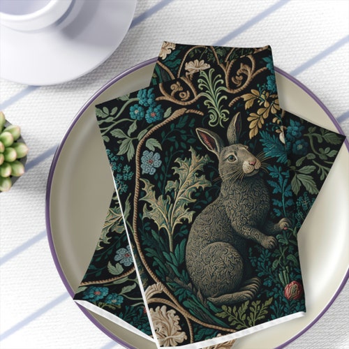 Serviettes Ensemble de 4 serviettes inspirées de William Morris Lapin dans une forêt | Cottagecore, Forestcore, Conception botanique florale de lapin de Pâques