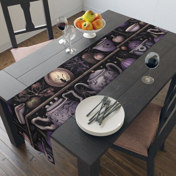 Halloween Tischläufer Aus Spitze – Hexenhut-Design Lila, 30,5x182,9 Cm Für Grusel-Partys