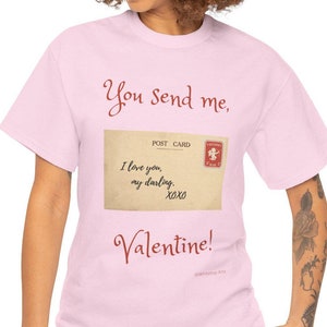 Camiseta de San Valentín Camiseta unisex de manga corta de algodón con diseño de postal vintage "Me envías San Valentín" Idea de regalo de amor romántico Regalo para ella