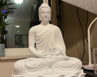 Weiße Gautama-Buddha-Statue auf Lotus sitzend, Shakyamuni meditierender Buddha, Buddha-Dekor für Haus, Poly-Steinstatue