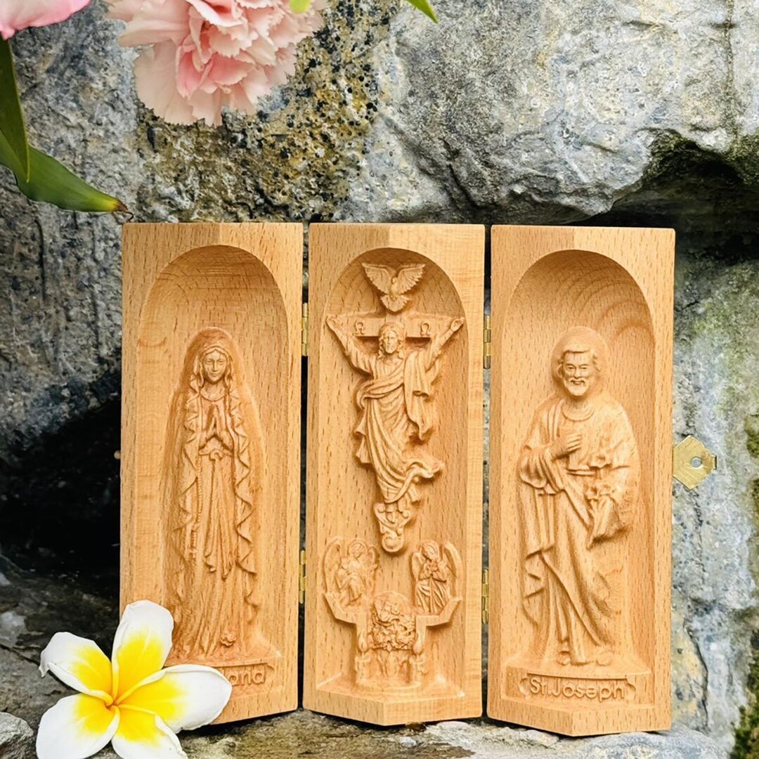 Tríptico de la Virgen María, Cristo Resucitado y la estatua de Jesús ...