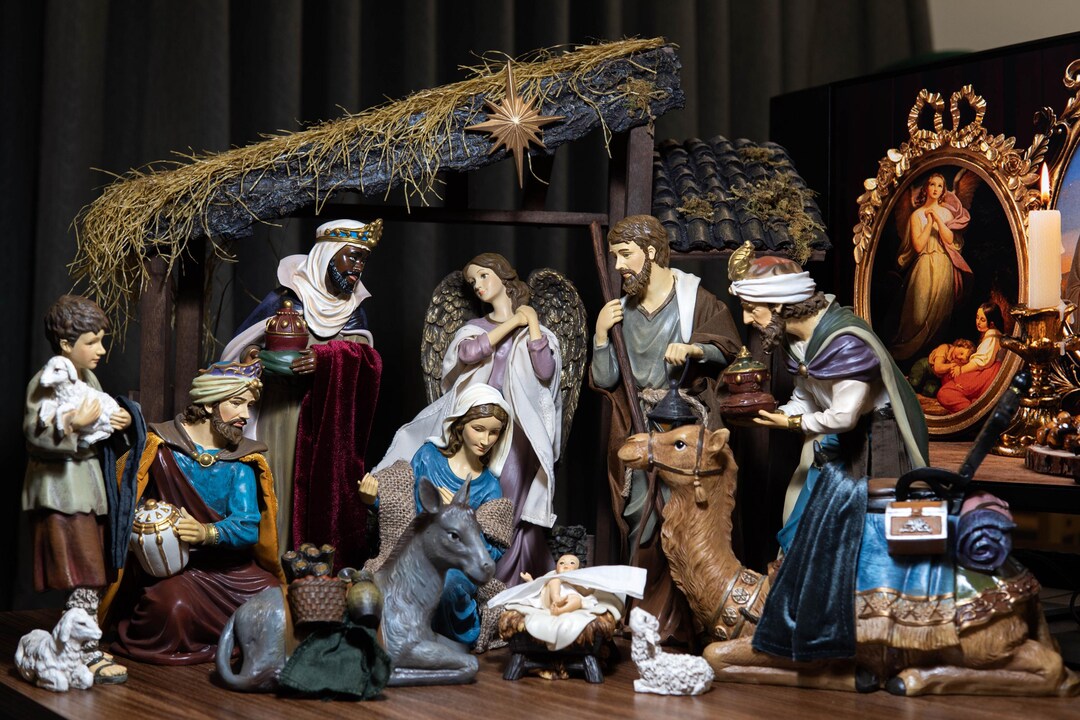 12 Piece Nativity Set - Hand Painted Resin Christmas Manger Scene With Holy Family & Figures