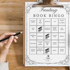 Könnte beinhalten: Eine druckbare Fantasy-Buch-Bingo-Karte mit Feldern, die gängige Tropen wie "alte Ruinen", "Karte im Buch", "Verrat", "Fee", "mürrisch x Sonnenschein", "doppelter POV", "Booktok-Empfehlung", "Prophezeiung", "politische Intrige", "einzigartiges Magiesystem", "du hast geweint", "Auserwählter", "Portal", "Drachen", "Feinde zu Liebhabern", "moralisch grauer MC", "gefundene Familie", "Plot Twist", "geheimnisvolles Königshaus", "Wiedergutmachung des Bösewichts", "Quest" und "Kampfszene" aufweisen.