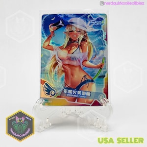 Puede incluir: Una tarjeta coleccionable con una ilustración de estilo anime de una mujer en bikini y sombrero. La tarjeta tiene texto japonés y las palabras "SHIRANUI FLARE". La tarjeta se muestra en un soporte transparente.