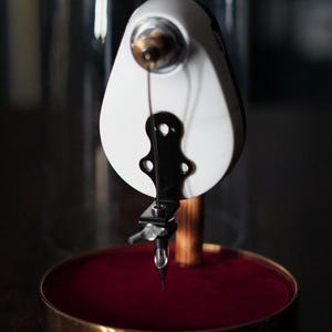 Puede incluir: Un juego de tres tazas de cerámica con un acabado moteado y mate. Las tazas son de color crema, gris claro y gris oscuro. Cada taza tiene un diseño simple y minimalista y un asa redondeada.