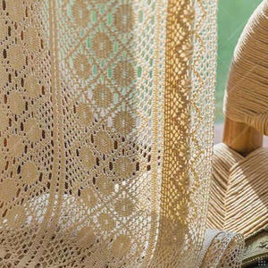 Virkad, transparent gardin i vintagestil, stickad fönsterpanel i retrostil, ljusfiltrerande draperi i lantlig stil