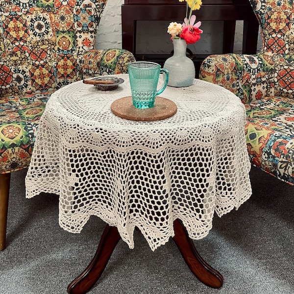 Nappe élégante faite main au crochet, motif floral en dentelle ronde blanche/beige, couverture de table ronde artisanale, décoration d'inspiration vintage