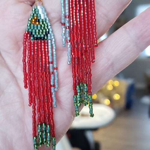 Pendientes de salmón: Pendientes con flecos inspirados en el salmón rojo y con cuentas. Joyería de peces.