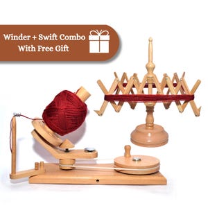 Peut inclure: Ensemble de bobineuse et de dévidoir en bois avec une pelote de laine rouge. La bobineuse a une manivelle et une broche pour enrouler le fil sur une pelote. Le dévidoir a une base rotative et des bras qui maintiennent le fil pendant qu'il est enroulé.