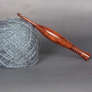 Uncinetto ergonomico in legno, uncinetto in palissandro intagliato a mano, uncinetto ergonomico da 7 pollici, ferri da maglia, la migliore idea regalo fatta a mano