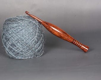 Aguja de crochet ergonómica de madera, de palisandro tallada a mano, de 18 cm. Ideal como regalo.