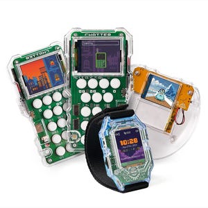 Può includere: Una collezione di dispositivi elettronici trasparenti con circuiti stampati verdi e schermi. I dispositivi includono uno smartwatch e diversi comunicatori portatili, tutti che mostrano vari grafici e la parola "CHATTER".