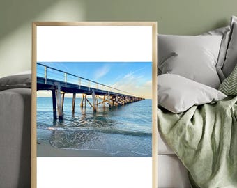 Lámina con estampado de océano azul brillante / Fotografía de muelle de madera / Arte mural costero tranquilo / Decoración de verano para casa de playa / Póster de paisaje marino de aguas cristalinas