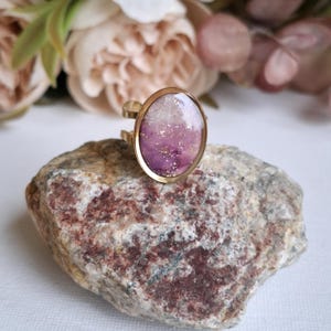 Justerbar ring med opalineffekt, lila smycken i polymerlera, hartsbelagd oval ring, handgjord present till henne, 0211