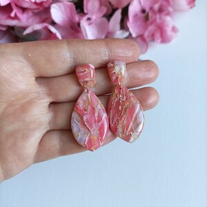 0103/ Pendientes de arcilla, Pendientes de arcilla polimérica de piedra sintética, Pendientes colgantes, Joyas de mármol, Ligero, Hecho a mano, Pendientes de primavera, Pendientes de boda imagen 2