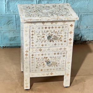 Table de chevet en incrustation d&#39;os | Table de chevet florale faite main | Table d&#39;appoint bohème pour chambre ou salon | Table de chevet indienne artisanale