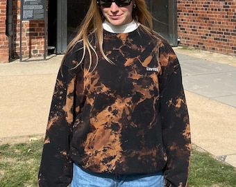 Sudadera unisex blanqueada a mano: jersey con lavado ácido y teñido inverso.