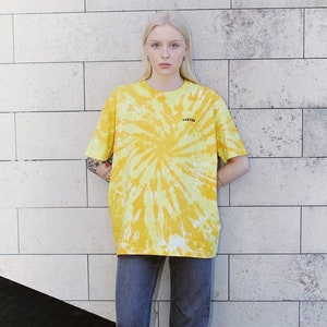 Ręcznie robiony żółty T-shirt tie-dye: letnia koszulka unisex z organicznej bawełny