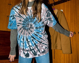 Camiseta tie-dye con colores azul, negro y marrón, Camiseta oversize, Ropa unisex de algodón orgánico de alta calidad, Camisa de regalo a amiga, sobrina