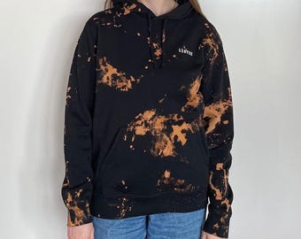 Sudadera con capucha blanqueada: lavado ácido negro y naranja, mezcla de algodón orgánico