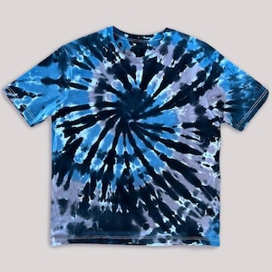 T-shirt tie-dye, T-shirt a maniche corte, Abbigliamento unisex in cotone, T-shirt tie-dye, T-shirt tie-dye scura, Regalo di moda fatto a mano per un amico, una nipote, un fratello