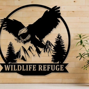 Letrero de águila perenne en las montañas - Arte de vida silvestre - Decoración de interiores y exteriores - Letrero de águila de metal volando libremente en el bosque - Cabaña rústica - Decoración de jardín primaveral