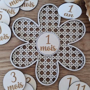 Fleur en bois étapes bébé - 12 mois - Disques interchangeables - Cadeau naissance / Baby Shower - Cannage - Carte étape