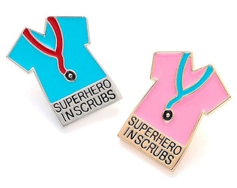 Verpleegkundige speldje - nurse pin - Superhero in scrubs - Pink or Blue - nurse gift