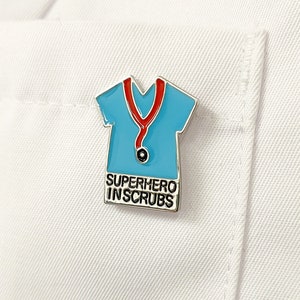 Pin de enfermera pin de enfermera Superhéroe en matorrales Rosa o Azul regalo de enfermera imagen 3