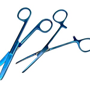 Ensemble ciseaux d'allaitement et kocher - Bleu métallisé - pince kocher + ciseaux chirurgicaux - avec option de gravure personnelle.